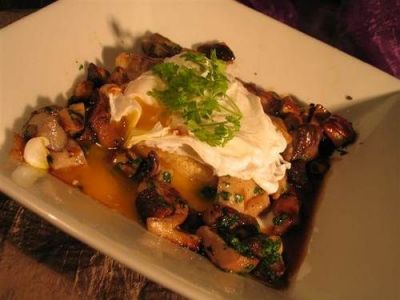 FRICASSEE DE CEPES ET OEUF CASSE